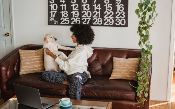 Forstå valpens språk: kroppssignaler, lyd og små tegn som betyr mye