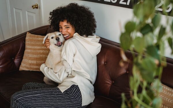 Hund og barn i samme hjem: slik bygger du gode rutiner fra dag én